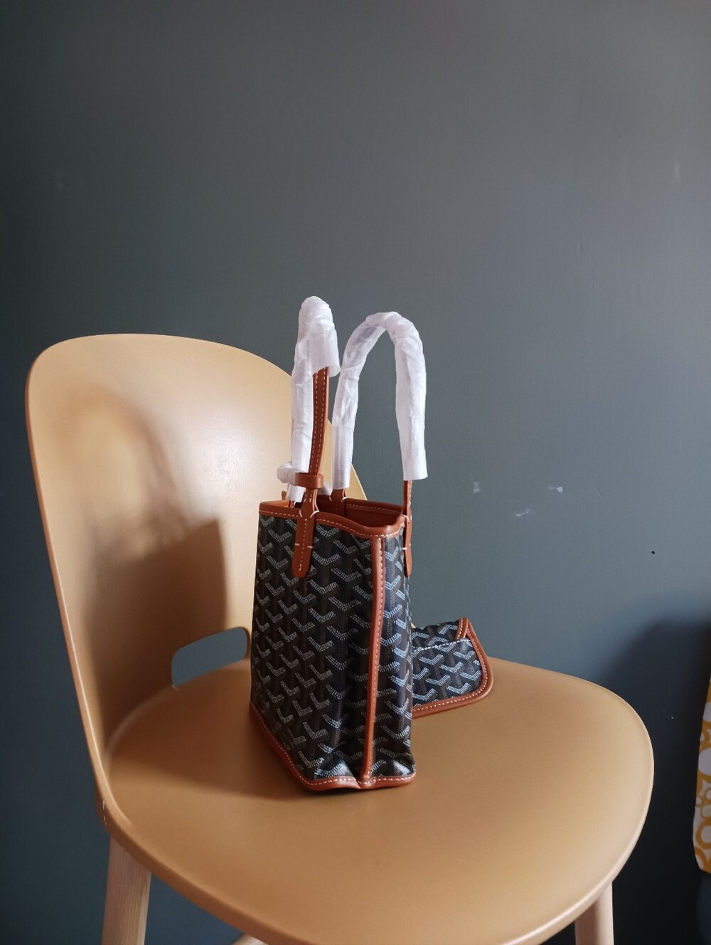 Small Tote Bag With Attachable Cosmetic Bag - Picture 2 of 4
